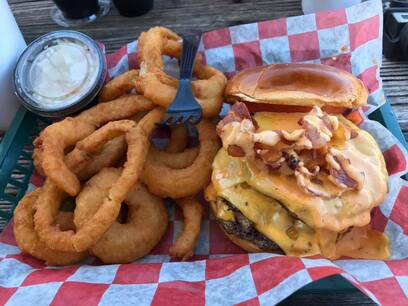 Cheese burger with oinion rings